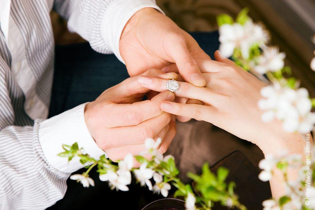 Verlobungsring beim Antrag – Ring wird an den Finger gesteckt